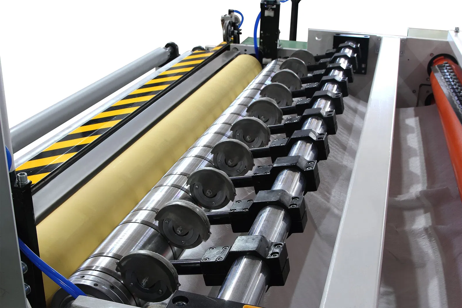 Maxi Roll / Toilettenpapier-Aufwickelmaschine 200-300 Meter / Min Geschwindigkeit 2