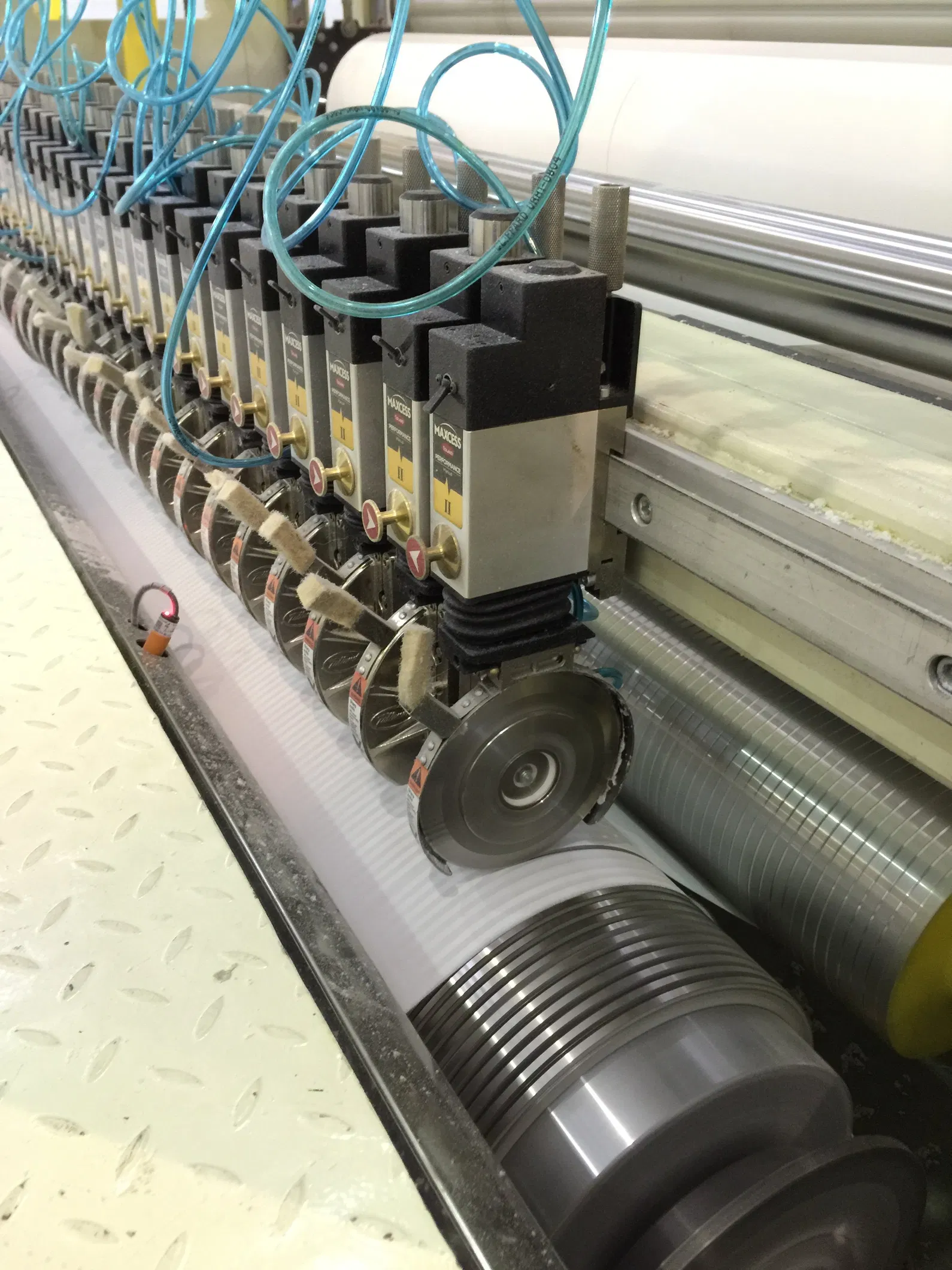 1800mm Fertige Jumbo-Rollen-Schneidemaschine mit gutem Wirkungsgrad 1