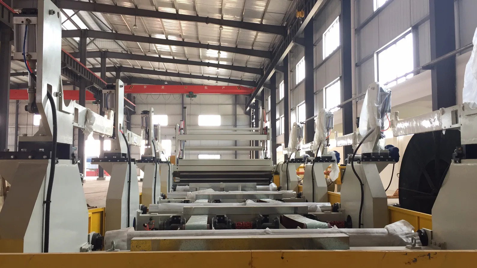 Großdurchmesser 1500mm Aufwickel-Jumbo-Rollen-Schneidemaschine für schnelle und präzise Produktion 2
